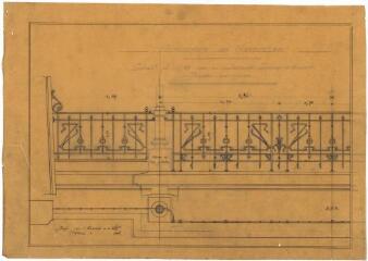 1 vue - Plan en noir et blanc de l\'hippodrome des Gayeulles, détail de la balustrade de la tribune d\'honneur, côté piste. (ouvre la visionneuse)